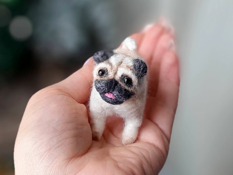 PUG Dollhouse miniatures Needle felted animals Wool felt dog figurines - 玩偶/公仔 - 羊毛 