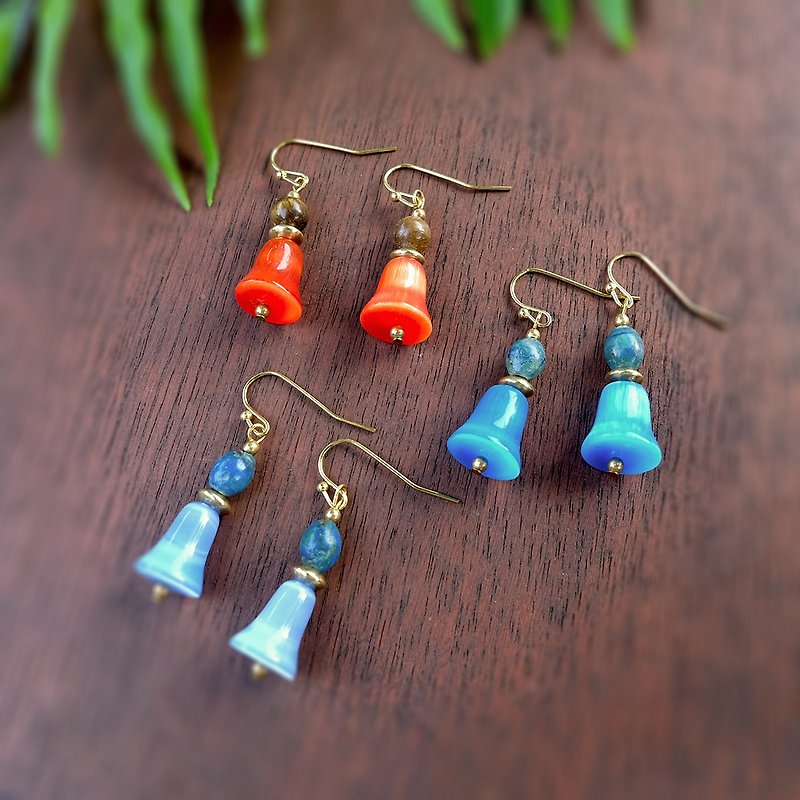 White bell shaped glass bead with quartz earrings (code : er001) - 耳环/耳夹 - 石头 蓝色