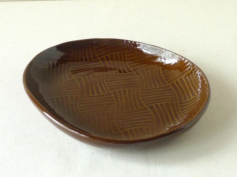Egg-shaped plate (brown)