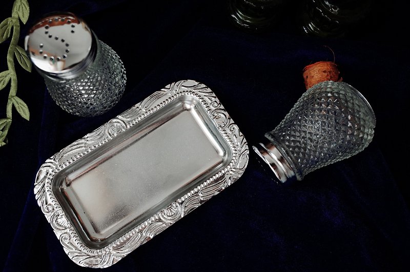 老欧洲铁制镀银雕花小盘附切割玻璃调味料罐2件组