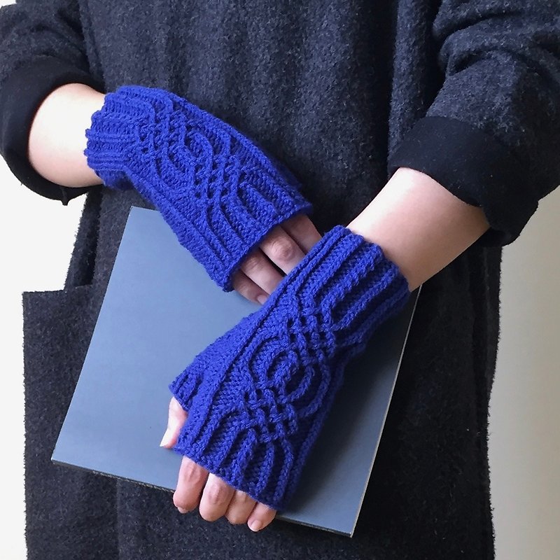 晓织物-手工编织羊毛立体花纹露指手套-结 (宝蓝/现货） - 手套 - 羊毛 蓝色