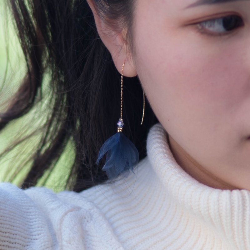 Atlanna 湛蓝纱花细耳针水晶垂坠耳环 - 耳环/耳夹 - 其他材质 蓝色