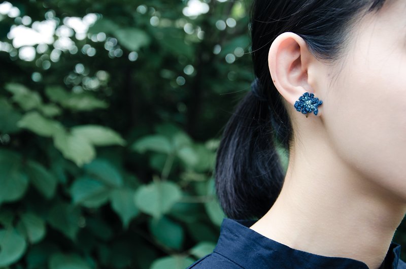 岩生鹿角刺绣钩织耳环 蓝 - 耳环/耳夹 - 其他人造纤维 蓝色