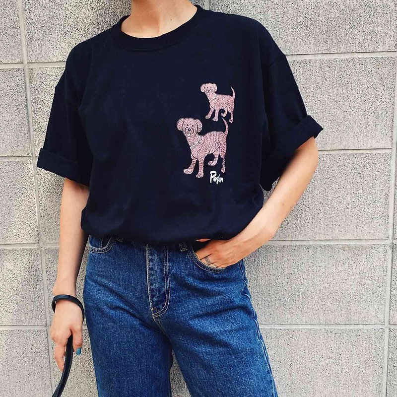 【PEGION】Two Dogs T-shirts - BLACK - 女装 T 恤 - 棉．麻 黑色