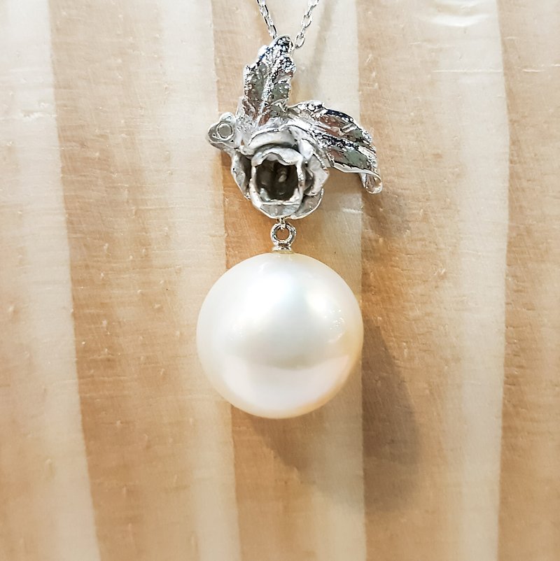 日本之海:米橙色日本MABE马贝海水珍珠配玫瑰花件纯银短身颈链 - 颈链 - 珍珠 白色