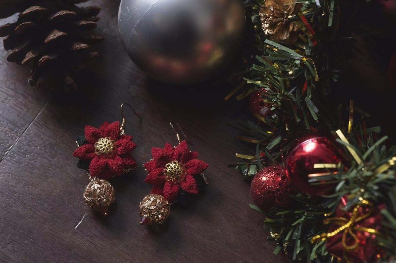 【Xmas Special】つまみ细工 / 和风布花圣诞花垂坠耳环 深红 - 耳环/耳夹 - 其他人造纤维 红色