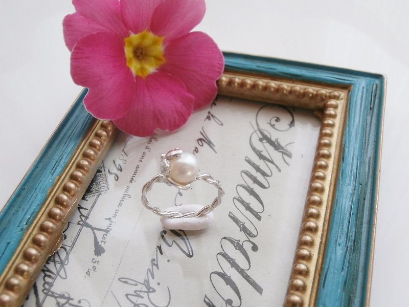 Freshwater pearl and flower ring