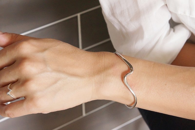 [Sterling silver 925] Curvy Open Bangle