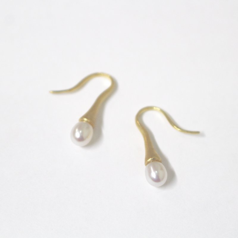 淡水パールのスウィンギングピアス2 Gold色 - 耳环/耳夹 - 宝石 金色