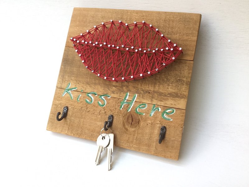 玄关摆饰钥匙架 KISS HERE 玄关钥匙壁挂勾 情人节 结婚 新居礼物 - 摆饰 - 木头 咖啡色