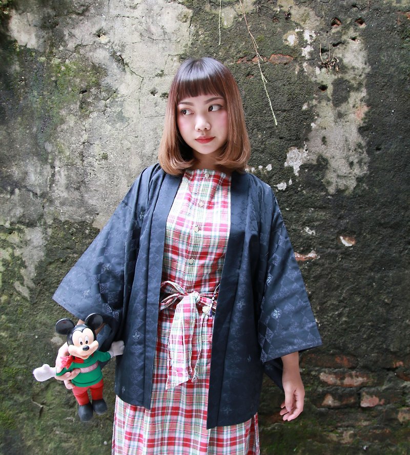 Back to Green::日本带回和服 羽织 短版 古典压纹 //男女皆可穿// vintage kimono (KI-59) - 女装休闲/机能外套 - 丝．绢 