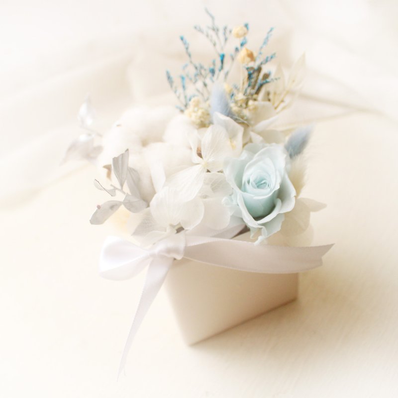 淡蓝微风小桌花・永生蓝玫瑰与白棉干燥花礼 - 干燥花/捧花 - 植物．花 蓝色
