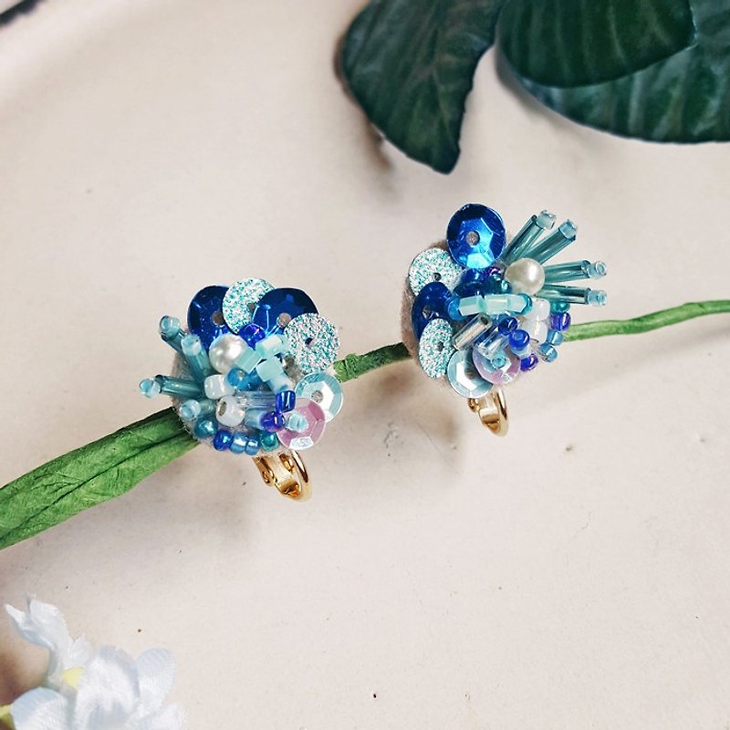  【有机小世界】蓝色立体 立体刺绣耳环 - 耳环/耳夹 - 玻璃 蓝色