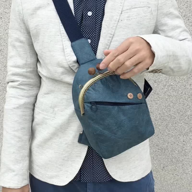男生斜背包 轻巧随身包 胸包 机车包 蓝色吻锁口金包 - 侧背包/斜挎包 - 纸 蓝色
