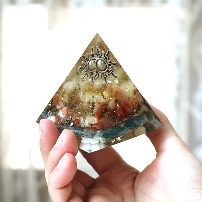 【定制化礼物】蔚蓝太阳-财富与平静能量金字塔 orgonite - 摆饰 - 半宝石 多色