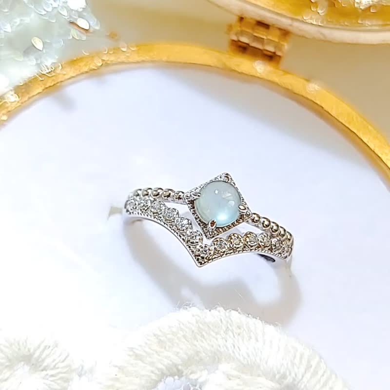 |招财女神戒|A货翡翠高冰玻淡蓝杠蛋面5mm纯银镀18k蕾丝设计款戒 - 戒指 - 玉石 