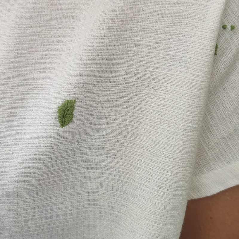 Green Leaves - 白衬衫上手工刺绣绿叶 - 女装上衣 - 棉．麻 白色